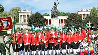 Gruppenbild mit Einmaligkeitswert: Die Mainburger Schäffler haben die Einladung nach München sichtlich genossen. Gruppenbild mit Einmaligkeitswert: Die Mainburger Schäffler haben die Einladung nach München sichtlich genossen.