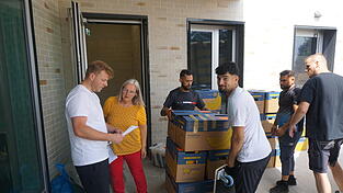 Schulleiterin Kathrin Hippmann erklärt, wo welche Kartons hingebracht werden sollen. Schulleiterin Kathrin Hippmann erklärt, wo welche Kartons hingebracht werden sollen.