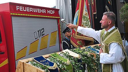 Pfarrer Scherr segnet das neue Tragkraftspritzenfahrzeug der FFW Hof.