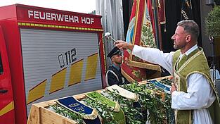 Pfarrer Scherr segnet das neue Tragkraftspritzenfahrzeug der FFW Hof. Pfarrer Scherr segnet das neue Tragkraftspritzenfahrzeug der FFW Hof.