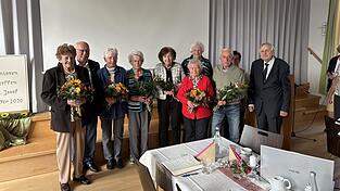 Der Seniorentreff Sankt Josef ehrt Gründungsmitglieder, langjährige ehrenamtliche Helfer, treue Senioren und den früheren Berichterstatter. Außerdem danken sie Pfarrer Dr. Kazimierz Pajor (zweiter von links) und Pfarrer Josef Amberger (rechts) für ihr Engagement. Der Seniorentreff Sankt Josef ehrt Gründungsmitglieder, langjährige ehrenamtliche Helfer, treue Senioren und den früheren Berichterstatter. Außerdem danken sie Pfarrer Dr. Kazimierz Pajor (zweiter von links) und Pfarrer Josef Amberger (rechts) für ihr Engagement.