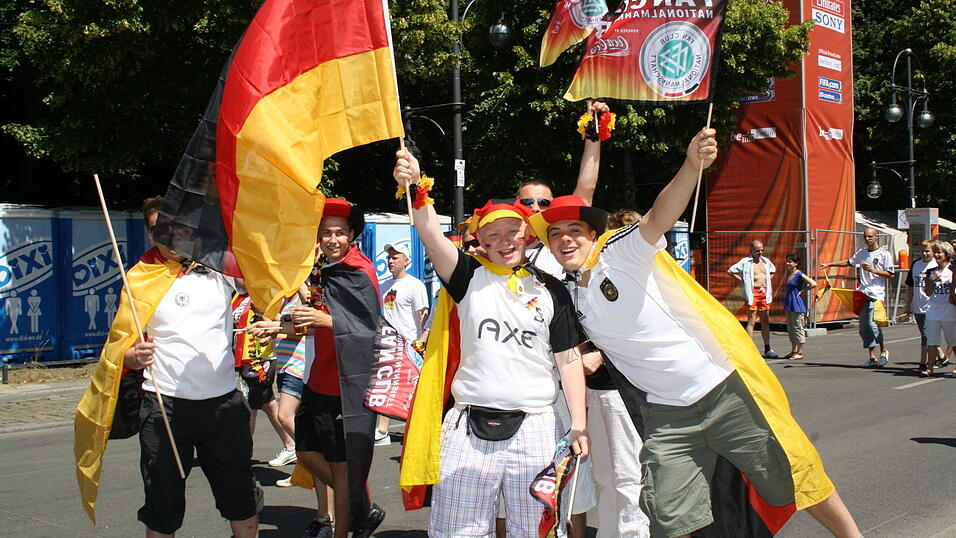 Christian Fertl war am Sonntag auf der Fanmeile in Berlin und erlebte dort das Achtelfinale gegen England auf Gro&szlig;leinwand.