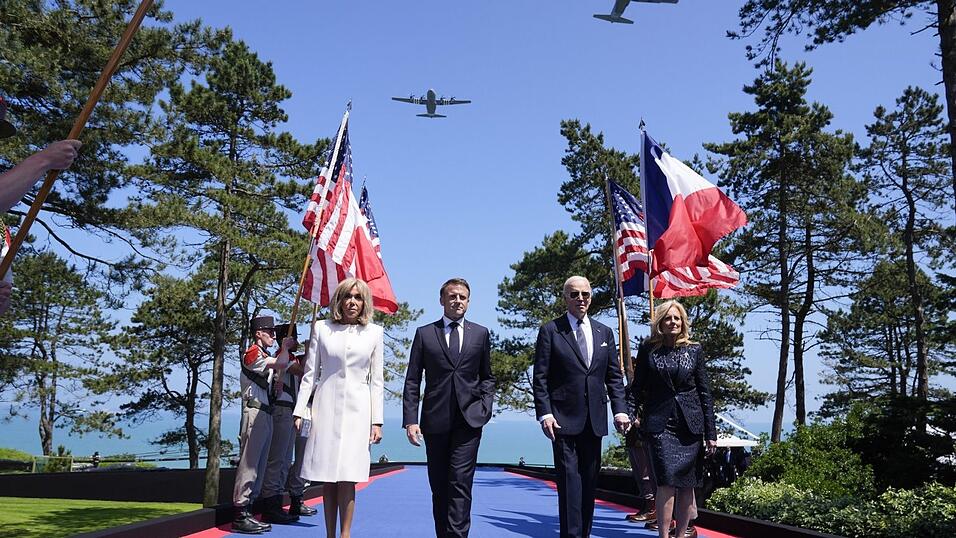 Der französische Präsident Emmanuel Macron, dessen Frau Brigitte sowie US-Präsident Joe Biden und dessen Frau Jill (v. l.) begehen gemeinsam die Feierlichkeiten zum 80. Jahrestag des D-Day in der Normandie. Der französische Präsident Emmanuel Macron, dessen Frau Brigitte sowie US-Präsident Joe Biden und dessen Frau Jill (v. l.) begehen gemeinsam die Feierlichkeiten zum 80. Jahrestag des D-Day in der Normandie.