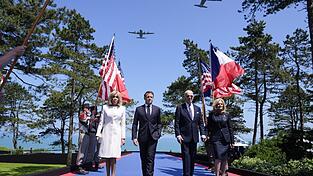 Der französische Präsident Emmanuel Macron, dessen Frau Brigitte sowie US-Präsident Joe Biden und dessen Frau Jill (v. l.) begehen gemeinsam die Feierlichkeiten zum 80. Jahrestag des D-Day in der Normandie.
