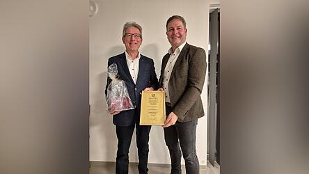 Joseph Danner und Bürgermeister Soller bei der Überreichung eines Abschiedsgeschenkes.