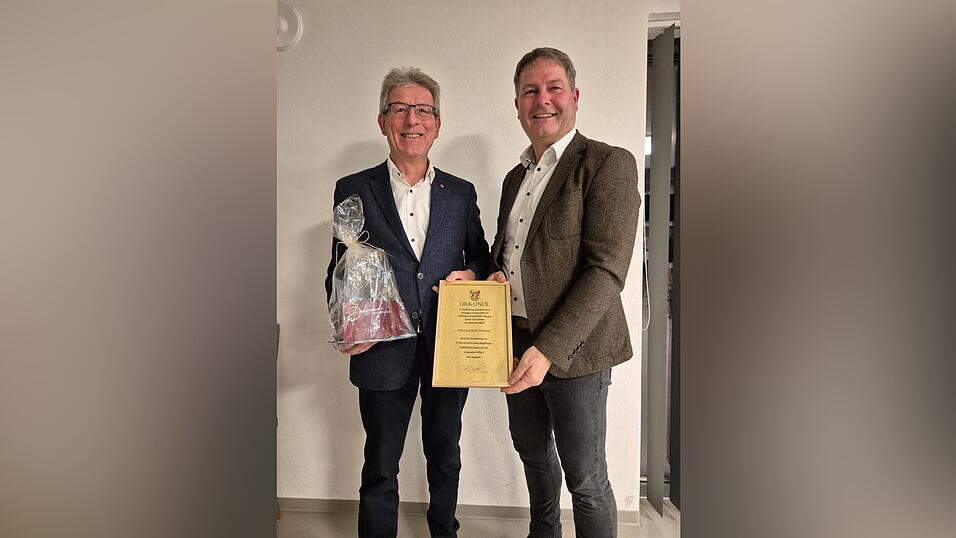 Joseph Danner und Bürgermeister Soller bei der Überreichung eines Abschiedsgeschenkes.