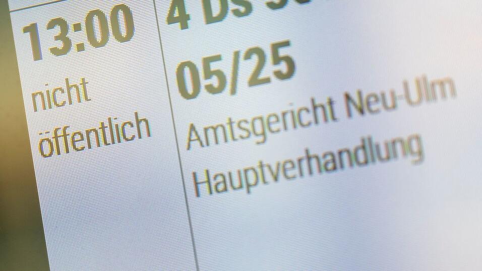 Die &Ouml;ffentlichkeit wurde direkt nach der Anklageverlesung ausgeschlossen.