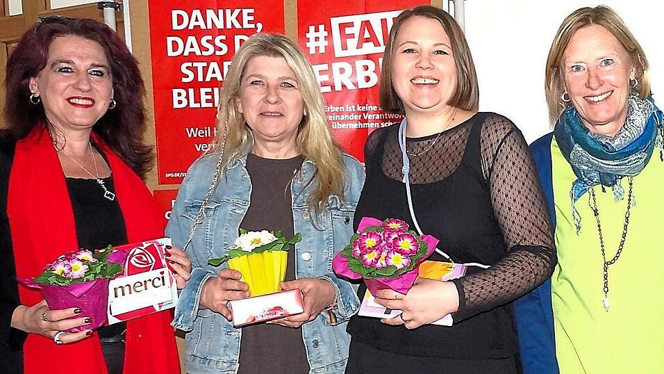Ortsvorsitzende Madlen Melzer (r.) dankte (v. l.) Landkreiskandidatin Silvia Gross, Kreisvorsitzender Dr. Gabriele Griese-Heindl und MdB Dr. Carolin Wagner.