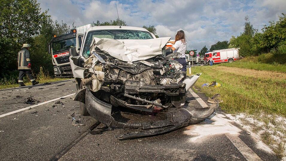 Schwerer Unfall am Freitagmorgen bei Postau (Kreis Landshut). Dort kollidierte ein Auto auf der Gegenfahrbahn frontal mit einem Lastwagen.