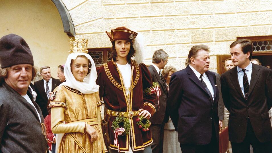 1985: Rudi Wohlgemuth (li.), 1. Vorsitzender der Förderer, mit Tochter und Braut Ursula Wohlgemuth und Bräutigam Andreas Wackerbauer neben Franz Josef Strauß (2. v. re.) und Wolfgang Götzer (re.), Bundestagsabgeordneter und Landshuter Stadtrat. 1985: Rudi Wohlgemuth (li.), 1. Vorsitzender der Förderer, mit Tochter und Braut Ursula Wohlgemuth und Bräutigam Andreas Wackerbauer neben Franz Josef Strauß (2. v. re.) und Wolfgang Götzer (re.), Bundestagsabgeordneter und Landshuter Stadtrat.