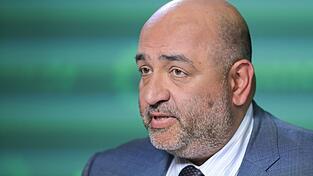 Grünen-Politiker Omid Nouripour schlägt vor, die Bundestags-Legislaturperiode auf fünf Jahre zu verlängern und dazwischen alle Landtagswahlen an einem Termin zu bündeln.
