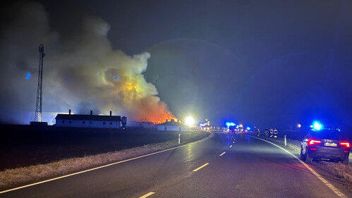 Zahlreiche Feuerwehrkr&auml;fte aus der Region bek&auml;mpften am Dienstagmorgen einen Scheunenbrand in der Deggendorfer Stra&szlig;e.&nbsp;&nbsp; &nbsp;