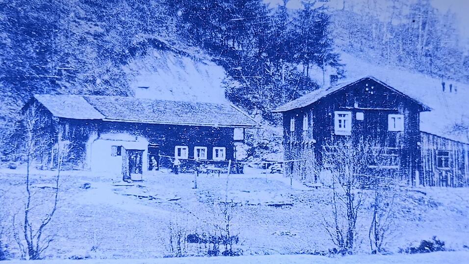 Das Anwesen zur damaligen Zeit, rechts befand sich im Erdgeschoss die Werkstatt, vor der sich die Tat abgespielt hatte.