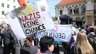 Gegen die AfD gehen immer wieder Menschen auf die Straße, wie hier die Teilnehmer einer linken Kundgebung in Magdeburg im April 2026. (Archivbild) Gegen die AfD gehen immer wieder Menschen auf die Straße, wie hier die Teilnehmer einer linken Kundgebung in Magdeburg im April 2026. (Archivbild)