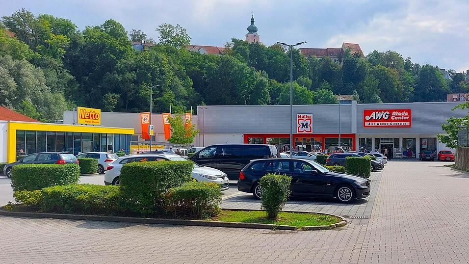 Ein öffentliches Klo gibt es in der Alten Umgehungsstraße nicht. Die Geschäfte sind gesetzlich nicht verpflichtet, Toiletten anzubieten. Ein öffentliches Klo gibt es in der Alten Umgehungsstraße nicht. Die Geschäfte sind gesetzlich nicht verpflichtet, Toiletten anzubieten.