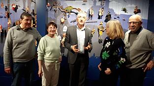Landrat Ronny Raith (Mittte) schaute sich die Sammlung von Anita und Hartmut Naefe (r.) an. Auch Kurator Klaus Mohr und ÖDP-Kreisrätin Brigitte Baueregger freuen sich über die erfolgreiche Ausstellung in München. Landrat Ronny Raith (Mittte) schaute sich die Sammlung von Anita und Hartmut Naefe (r.) an. Auch Kurator Klaus Mohr und ÖDP-Kreisrätin Brigitte Baueregger freuen sich über die erfolgreiche Ausstellung in München.