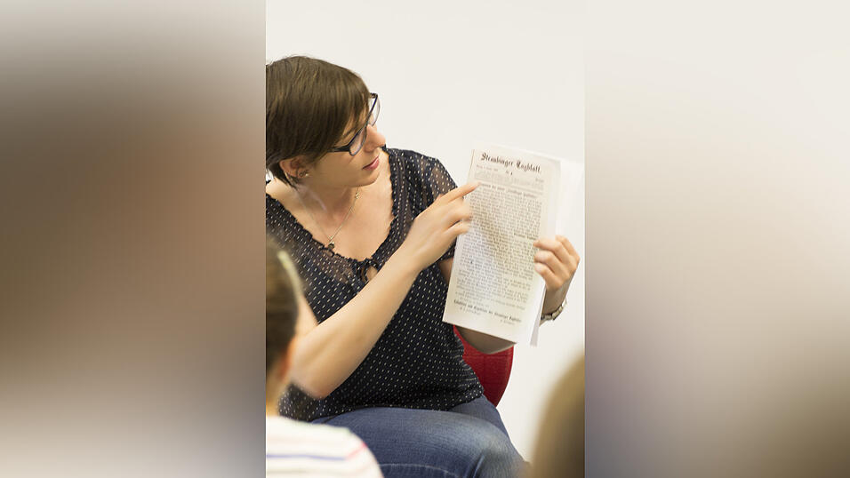 Sehr interessiert hörten die Viertklässler der Grundschule Neukirchen den Erzählungen der Straubinger Redakteurin Tanja Pfeffer zu. Lena Eibl, Praktikantin in der Jugendredaktion, hielt die Schulstunde in Bildern fest. Sehr interessiert hörten die Viertklässler der Grundschule Neukirchen den Erzählungen der Straubinger Redakteurin Tanja Pfeffer zu. Lena Eibl, Praktikantin in der Jugendredaktion, hielt die Schulstunde in Bildern fest.