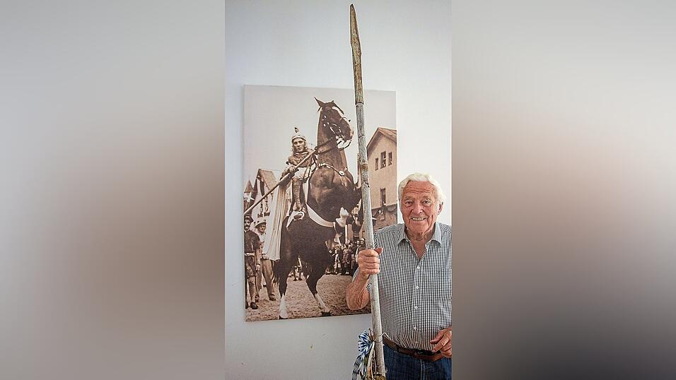 Die Lanze von damals hat Späth auch heute noch fest im Griff. Die Lanze von damals hat Späth auch heute noch fest im Griff.