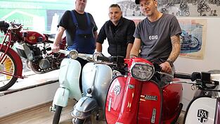 Stefan Fisch (Mitte) und Thorsten Vogelsang (li.) mit zwei Vespas aus dem Jahr 1967 und Mario Hoffmann freuen sich auf das Vespa-Treffen.