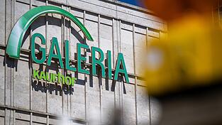 Hinter der Warenhauskette liegen schwierige Jahre. Im Sommer 2024 war das vorerst letzte Insolvenzverfahren aufgehoben worden. Hinter der Warenhauskette liegen schwierige Jahre. Im Sommer 2024 war das vorerst letzte Insolvenzverfahren aufgehoben worden.