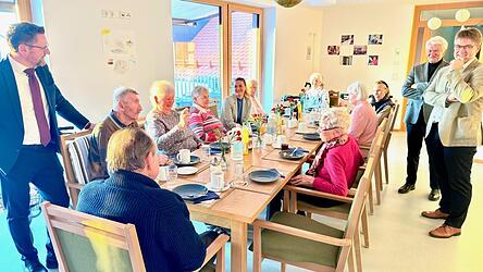 Staatsministerin Judith Gerlach (Sechste von links) hatte zusammen mit MdL Dr. Gerhard Hopp (links), B&uuml;rgermeister Michael Multerer und dem einstigen BRK-Pr&auml;sidenten Theo Zellner (von rechts) mit den Senioren in der Arnschwanger Wohngemeinschaft sichtlich Spa&szlig;.