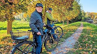 Radfahren in Landau von seiner schönsten Seite: Franz Meindl (l.) und Thomas Muncz am Geh- und Radweg zwischen Höckinger Straße und Alter Umgehungsstraße. Radfahren in Landau von seiner schönsten Seite: Franz Meindl (l.) und Thomas Muncz am Geh- und Radweg zwischen Höckinger Straße und Alter Umgehungsstraße.
