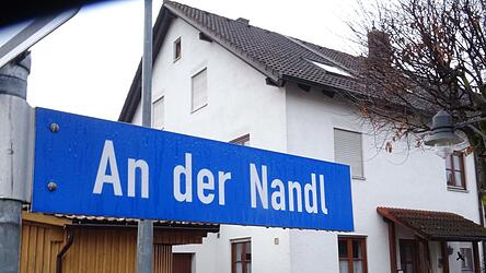 Eigentlich m&uuml;sste es &bdquo;&uuml;ber der Nandl&ldquo; hei&szlig;en, denn der Bach verl&auml;uft hier unterirdisch in einem Rohr, das zu klein ist.