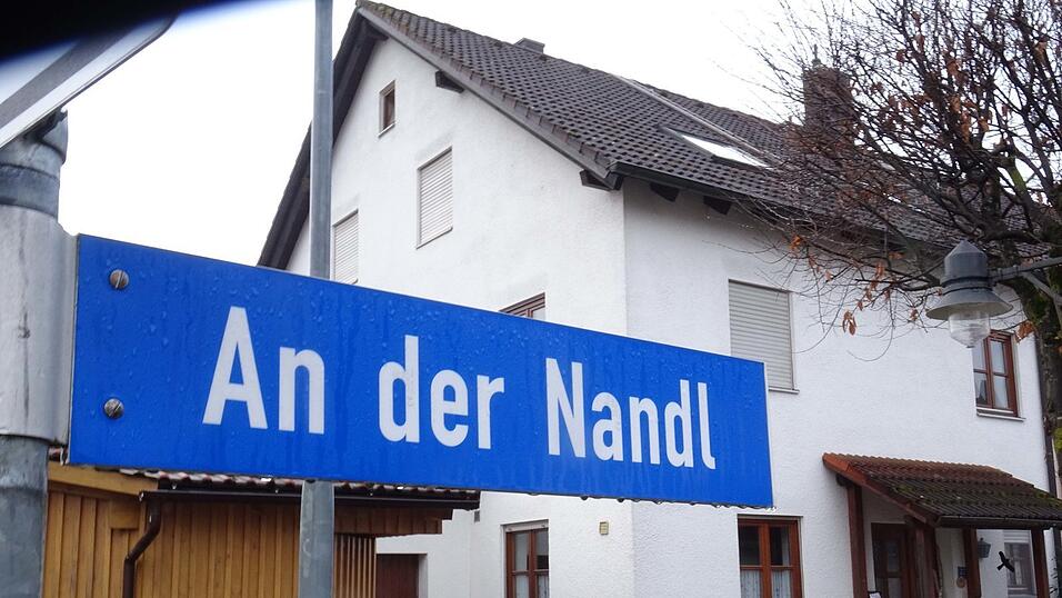 Eigentlich müsste es „über der Nandl“ heißen, denn der Bach verläuft hier unterirdisch in einem Rohr, das zu klein ist. Eigentlich müsste es „über der Nandl“ heißen, denn der Bach verläuft hier unterirdisch in einem Rohr, das zu klein ist.