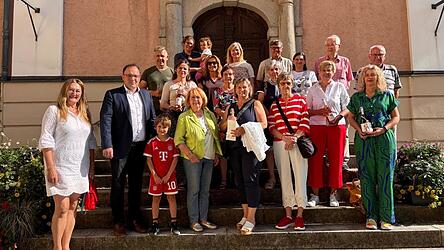 Die Vertreter der Gartenbauvereine ziehen eine positive Bilanz des diesj&auml;hrigen Pflanzerlmarktes. Mit dabei auch die Marktbeschicker Michael Weindl und Katharina Gleixner.