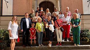 Die Vertreter der Gartenbauvereine ziehen eine positive Bilanz des diesjährigen Pflanzerlmarktes. Mit dabei auch die Marktbeschicker Michael Weindl und Katharina Gleixner. Die Vertreter der Gartenbauvereine ziehen eine positive Bilanz des diesjährigen Pflanzerlmarktes. Mit dabei auch die Marktbeschicker Michael Weindl und Katharina Gleixner.