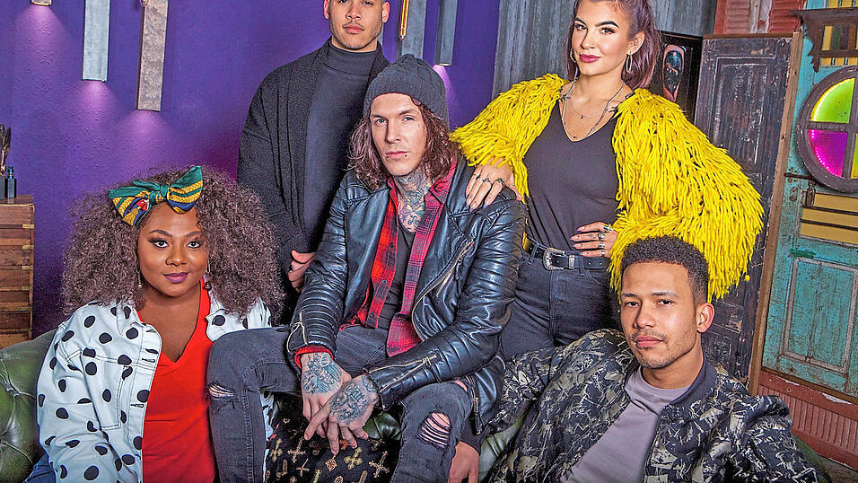 In wechselnder Besetzung retten die Tattoo-Artists Sketch (Mitte) und Alice (Mitte rechts) mit Uzzi (hinten) und Pash (vorne rechts) mit Unterst&uuml;tzung von Empfangsdame Paisley (links) die grausamen Tattoos der Briten.