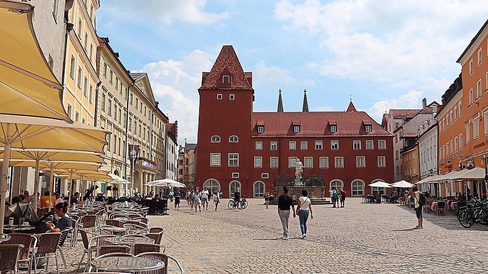 Zu einer Hitzekammer verwandelt sich der Haidplatz an warmen Tagen. Schattenspendende B&auml;ume gibt es nicht.