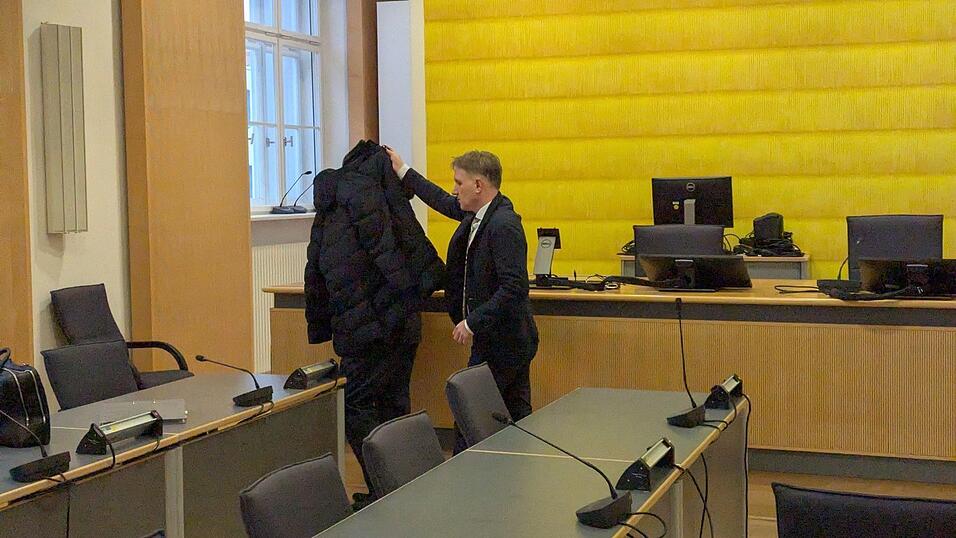 Mit einer schwarzen Jacke verdeckt Strafverteidiger Maximilian Pauls die Sicht auf seinen Mandanten. Um dem Opfer und ihrer Mutter die Aussagen zu ersparen, wurde ein umfassendes Gest&auml;ndnis versprochen.