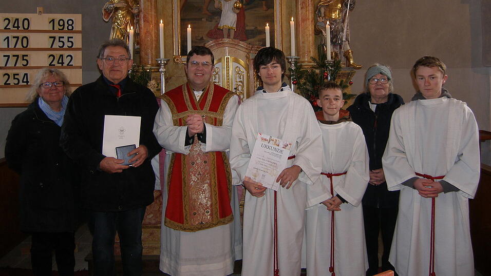 Mesnerin Sylvia Rettenberger (v.l.), Alfons Käser, Pfarrer Emanuel Hartmann, Kilian Moser, Laurin Moser, Mesnerin Roswitha Beier, Michl Flieger Mesnerin Sylvia Rettenberger (v.l.), Alfons Käser, Pfarrer Emanuel Hartmann, Kilian Moser, Laurin Moser, Mesnerin Roswitha Beier, Michl Flieger