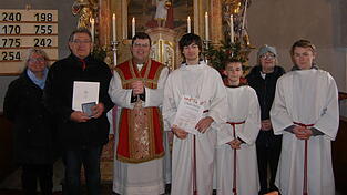 Mesnerin Sylvia Rettenberger (v.l.), Alfons Käser, Pfarrer Emanuel Hartmann, Kilian Moser, Laurin Moser, Mesnerin Roswitha Beier, Michl Flieger Mesnerin Sylvia Rettenberger (v.l.), Alfons Käser, Pfarrer Emanuel Hartmann, Kilian Moser, Laurin Moser, Mesnerin Roswitha Beier, Michl Flieger