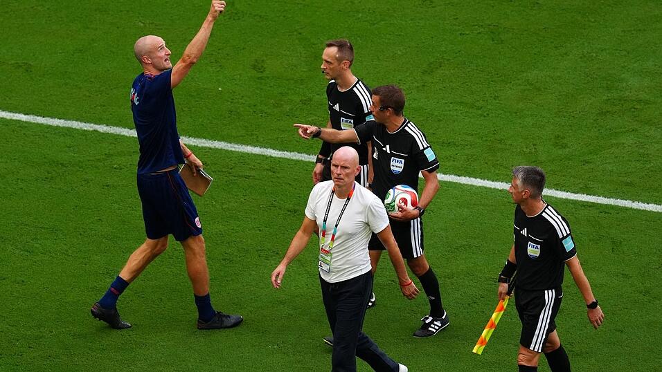 Da oben war das Problem: Norwegens Sportkoordinator Brede Hangeland (l) beschwert sich bei den Schiedsrichtern. Da oben war das Problem: Norwegens Sportkoordinator Brede Hangeland (l) beschwert sich bei den Schiedsrichtern.