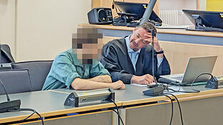 Strafverteidiger Urs Erös und der 28-Jährige akzeptierten das Urteil noch im Gerichtssaal. Strafverteidiger Urs Erös und der 28-Jährige akzeptierten das Urteil noch im Gerichtssaal.