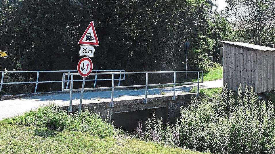 Die Brücke über den Rettenbach in Höhenberg ist marode und wird 2024 durch einen Neubau ersetzt. Die Brücke über den Rettenbach in Höhenberg ist marode und wird 2024 durch einen Neubau ersetzt.