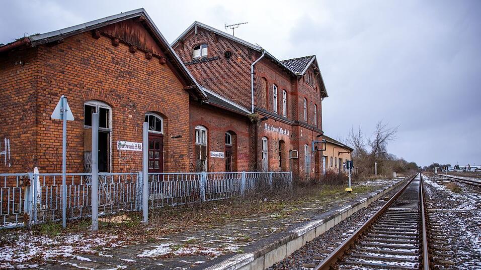 Der im Privatbesitz befindliche Bahnhof Malchow in Mecklenburg-Vorpommern ist seit Jahren geschlossen und verfällt. (Archivbild) Der im Privatbesitz befindliche Bahnhof Malchow in Mecklenburg-Vorpommern ist seit Jahren geschlossen und verfällt. (Archivbild)
