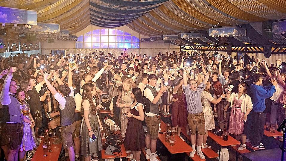 Als am Samstagabend die Lokalhelden der Band &bdquo;Zruck zu Dir&ldquo; die B&uuml;hne rockten, war das Bierzelt proppenvoll.