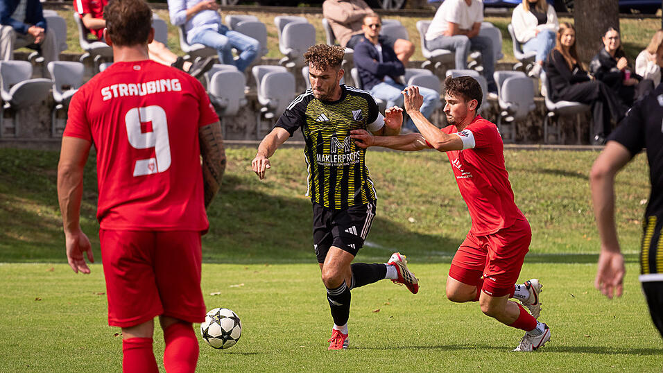 Der FC-DJK Simbach um Tobias Lieb kann trotz Niederlage auf das Auswärtsspiel in Neufraunhofen aufbauen. Der FC-DJK Simbach um Tobias Lieb kann trotz Niederlage auf das Auswärtsspiel in Neufraunhofen aufbauen.