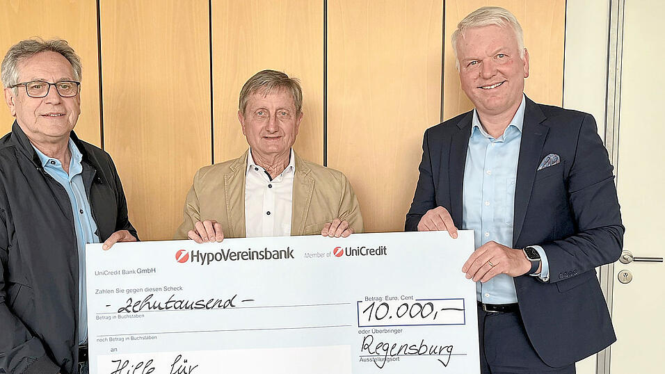 Hans Sturm (l.) und Josef Hiendl (r.) bei der symbolischen Scheckübergabe an Günther Lindner (M.) vom VKKK in Vertretung für die unterstützten Kinder und deren Familien. Hans Sturm (l.) und Josef Hiendl (r.) bei der symbolischen Scheckübergabe an Günther Lindner (M.) vom VKKK in Vertretung für die unterstützten Kinder und deren Familien.