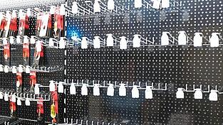 Die Täter räumten die Regalwände im Angelgeschäft des Ehepaars Fischer in Cham ab.