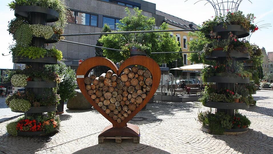 Cham blüht auf: Die Aktion ist mittlerweile fest am Chamer Marktplatz etabliert. Jedes Jahr aufs Neue wird die Innenstadt grün. Die Idee dazu hatte Bürgermeister Martin Stoiber in Coronazeiten. Cham blüht auf: Die Aktion ist mittlerweile fest am Chamer Marktplatz etabliert. Jedes Jahr aufs Neue wird die Innenstadt grün. Die Idee dazu hatte Bürgermeister Martin Stoiber in Coronazeiten.