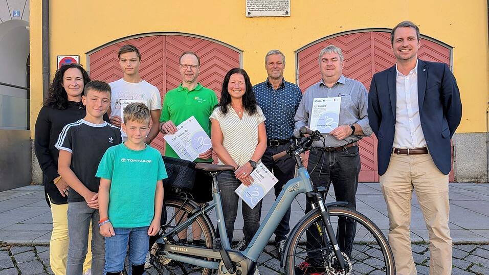 Mit E-Bike nur fürs Foto: die Vertreter von FTZ Lehrmeier, Gymnasium Landau und Horsch-Leeb mit Einzelsiegerin Maria Pöschl und ihren Söhnen sowie Bürgermeister Matthias Kohlmayer und Stadtrat Thomas Muncz