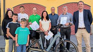 Mit E-Bike nur fürs Foto: die Vertreter von FTZ Lehrmeier, Gymnasium Landau und Horsch-Leeb mit Einzelsiegerin Maria Pöschl und ihren Söhnen sowie Bürgermeister Matthias Kohlmayer und Stadtrat Thomas Muncz