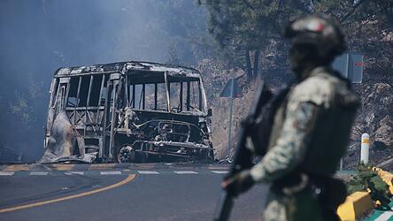 Brennende Fahrzeuge, blockierte Straßen, gestrichene Flüge: Nach einem Militäreinsatz gegen den Kartellchef geraten mehrere Bundesstaaten in Mexiko ins Chaos. Brennende Fahrzeuge, blockierte Straßen, gestrichene Flüge: Nach einem Militäreinsatz gegen den Kartellchef geraten mehrere Bundesstaaten in Mexiko ins Chaos.