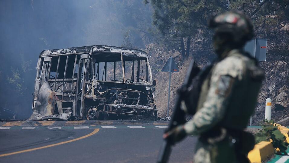 Brennende Fahrzeuge, blockierte Stra&szlig;en, gestrichene Fl&uuml;ge: Nach einem Milit&auml;reinsatz gegen den Kartellchef geraten mehrere Bundesstaaten in Mexiko ins Chaos.