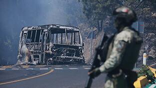 Brennende Fahrzeuge, blockierte Straßen, gestrichene Flüge: Nach einem Militäreinsatz gegen den Kartellchef geraten mehrere Bundesstaaten in Mexiko ins Chaos. Brennende Fahrzeuge, blockierte Straßen, gestrichene Flüge: Nach einem Militäreinsatz gegen den Kartellchef geraten mehrere Bundesstaaten in Mexiko ins Chaos.