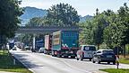Weil viele Fahrzeuge schon bei Metten von der Autobahn abfuhren, war zeitweise am Kreisverkehr bei Metten in Richtung Deggendorf alles dicht. Weil viele Fahrzeuge schon bei Metten von der Autobahn abfuhren, war zeitweise am Kreisverkehr bei Metten in Richtung Deggendorf alles dicht.